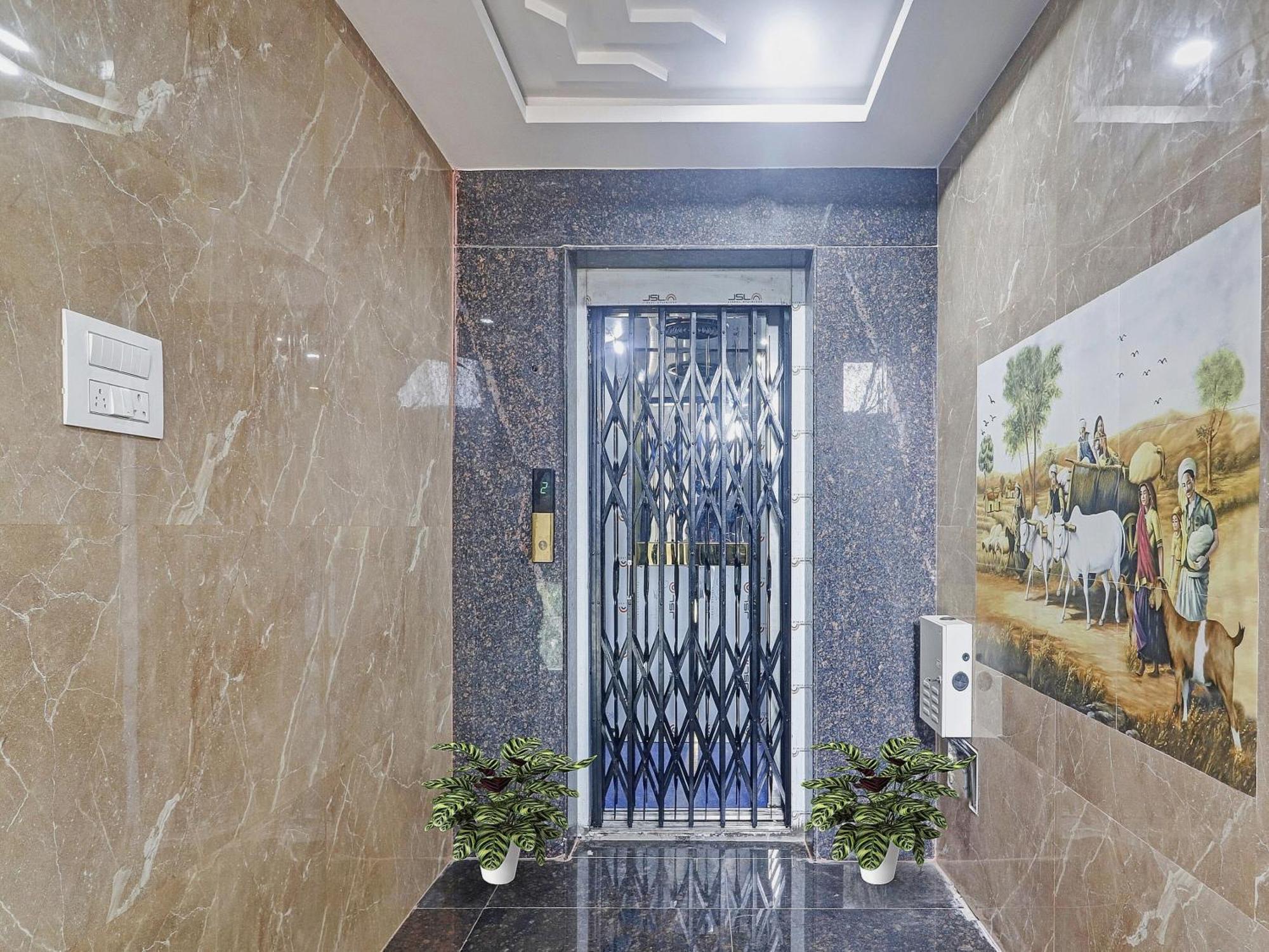 Super Capital O Srinika Inn Gachibowli Exteriör bild