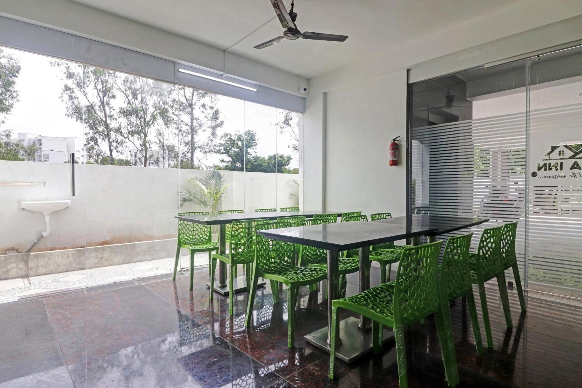 Super Capital O Srinika Inn Gachibowli Exteriör bild