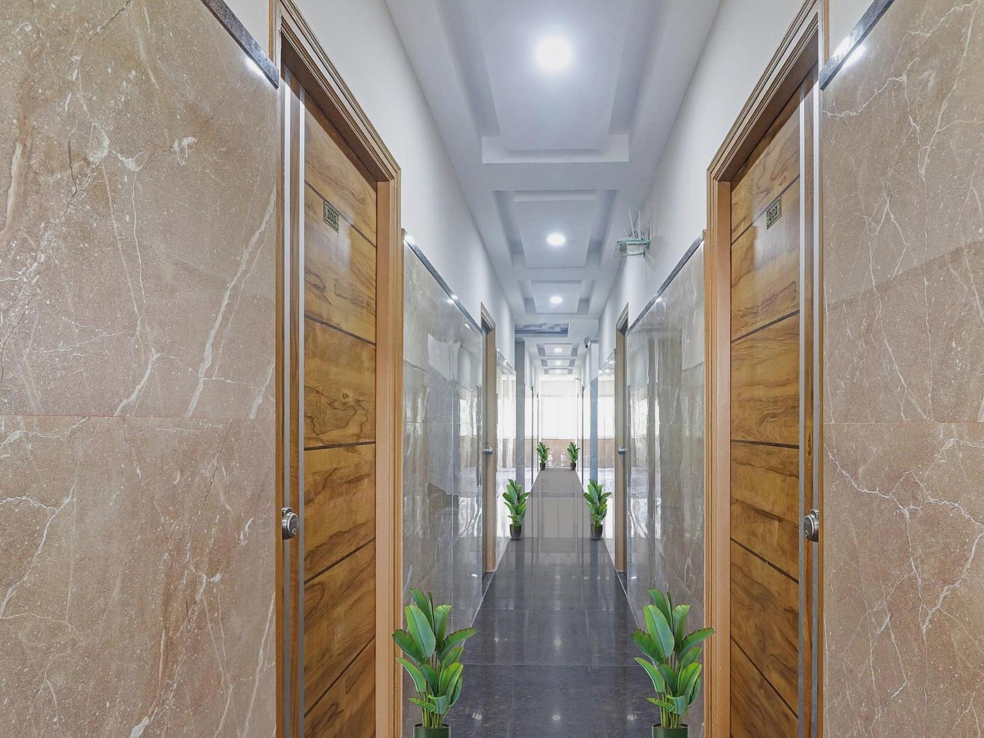 Super Capital O Srinika Inn Gachibowli Exteriör bild
