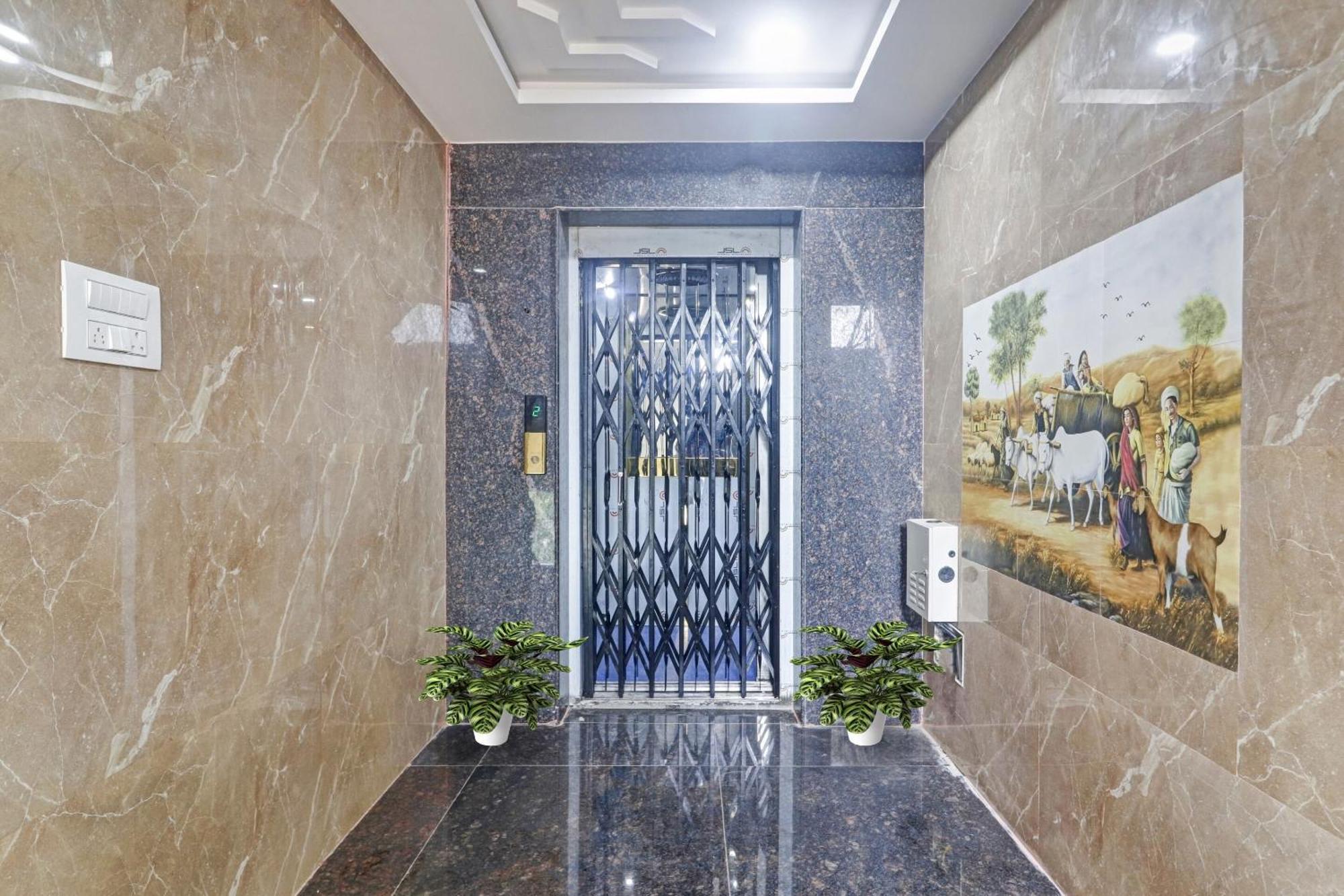 Super Capital O Srinika Inn Gachibowli Exteriör bild