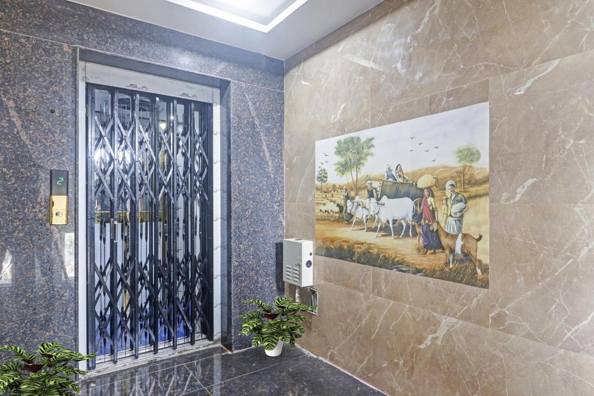 Super Capital O Srinika Inn Gachibowli Exteriör bild