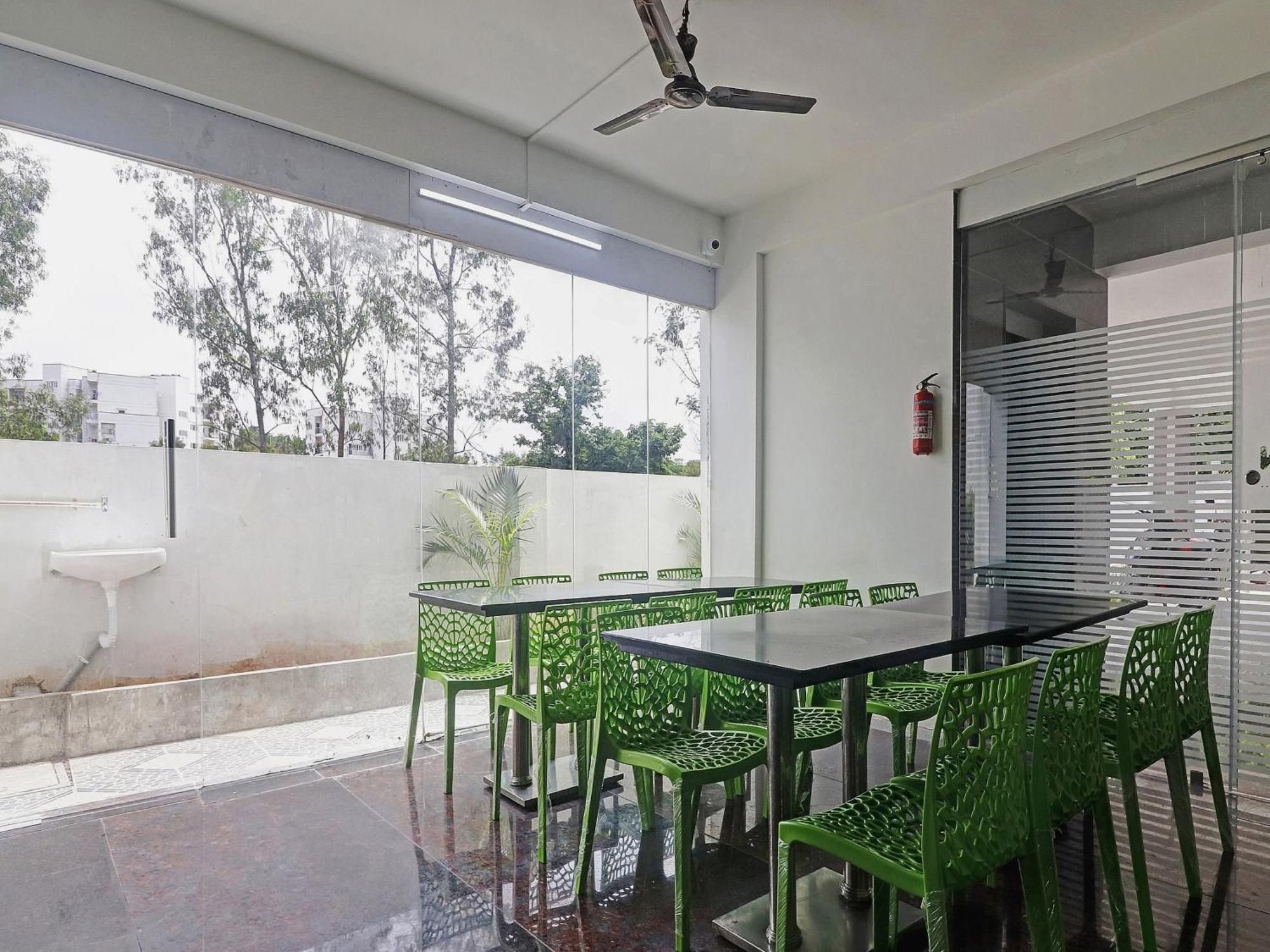 Super Capital O Srinika Inn Gachibowli Exteriör bild